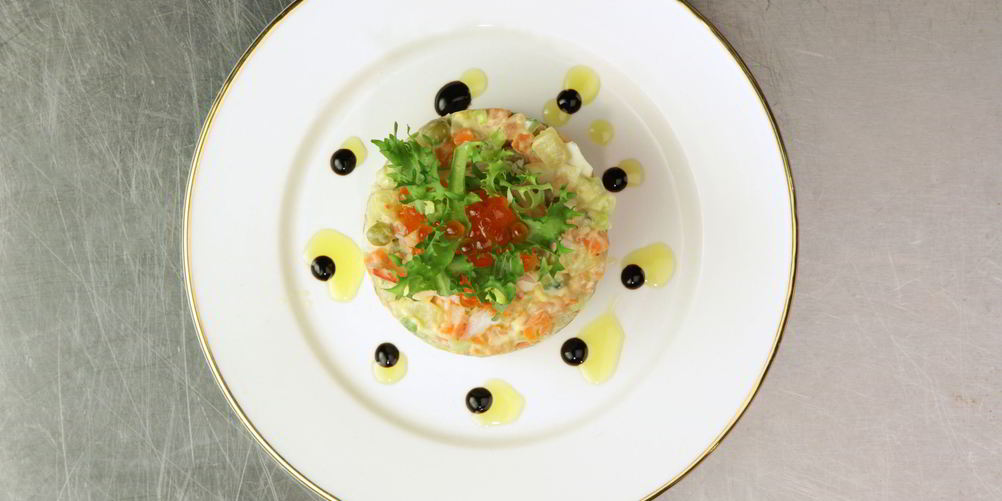 Как приготовить оливье с копченой рыбой и камчатским крабом