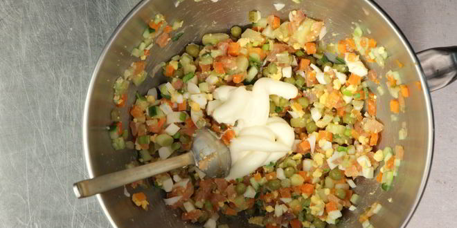 Рецепт оливье с копченой рыбой и камчатским крабом