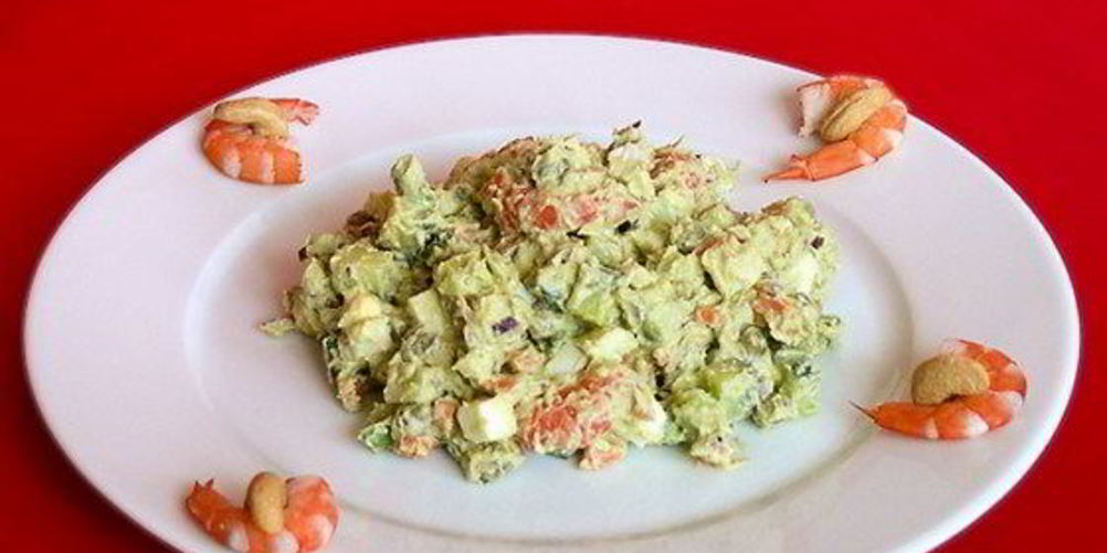 Как приготовить оливье с креветками, авокадо и домашним майонезом