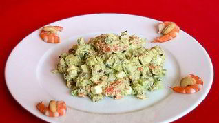 Рецепт Оливье с креветками, авокадо и домашним майонезом