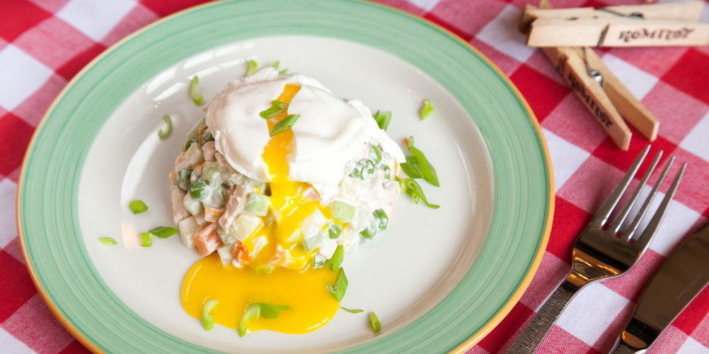 Как приготовить оливье с куриной грудкой и яйцом-пашот