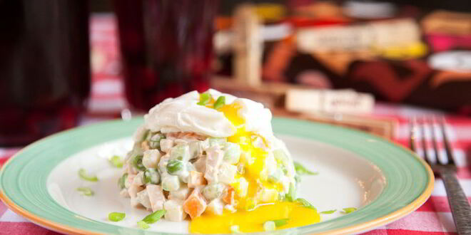 Рецепт оливье с куриной грудкой и яйцом-пашот