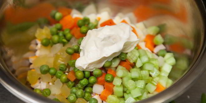 Рецепт оливье с куриной грудкой и яйцом-пашот