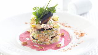 Рецепт Оливье с мидиями под свекольным соусом