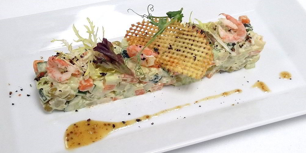 Как приготовить постный оливье с креветками и медово-горчичным соусом