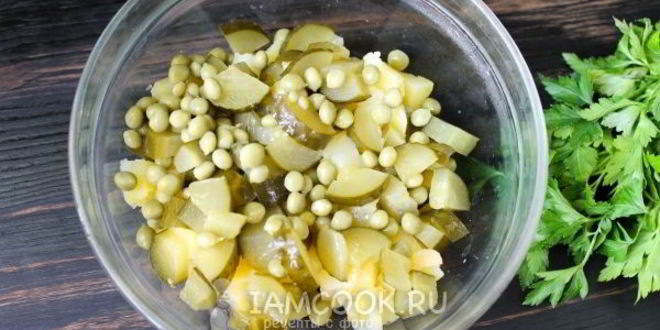 Рецепт салата оливье с копченой скумбрией