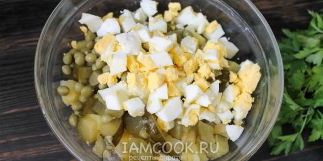 Рецепт салата оливье с копченой скумбрией