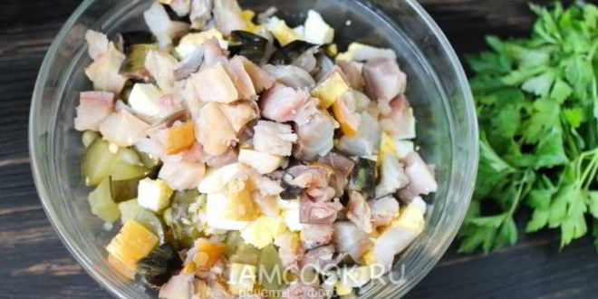 Рецепт салата оливье с копченой скумбрией