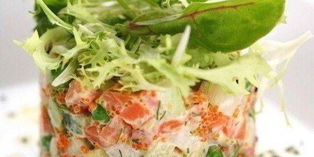 Как приготовить салат оливье с семгой и свежим огурцом