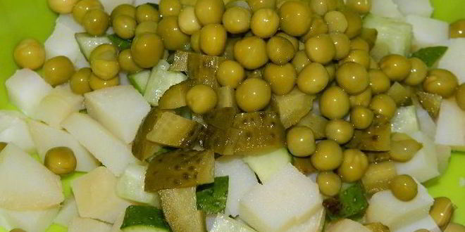 Рецепт салата оливье с семгой и свежим огурцом