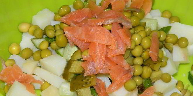 Рецепт салата оливье с семгой и свежим огурцом