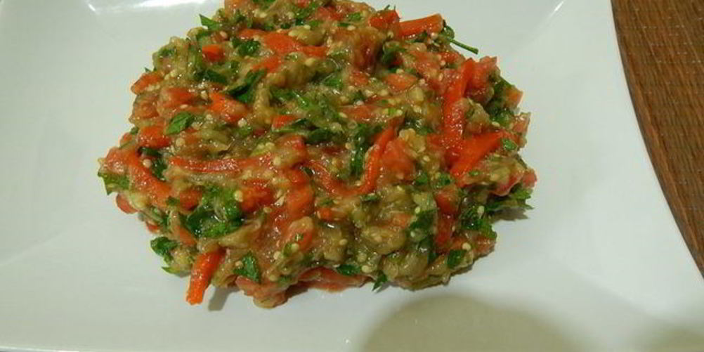 Как приготовить салат из баклажан