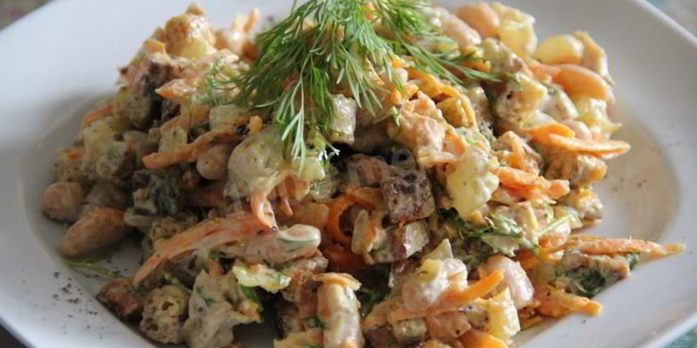 Как приготовить салат из белой фасоли с сухариками