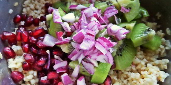 Рецепт салата из булгура с киви и сыром