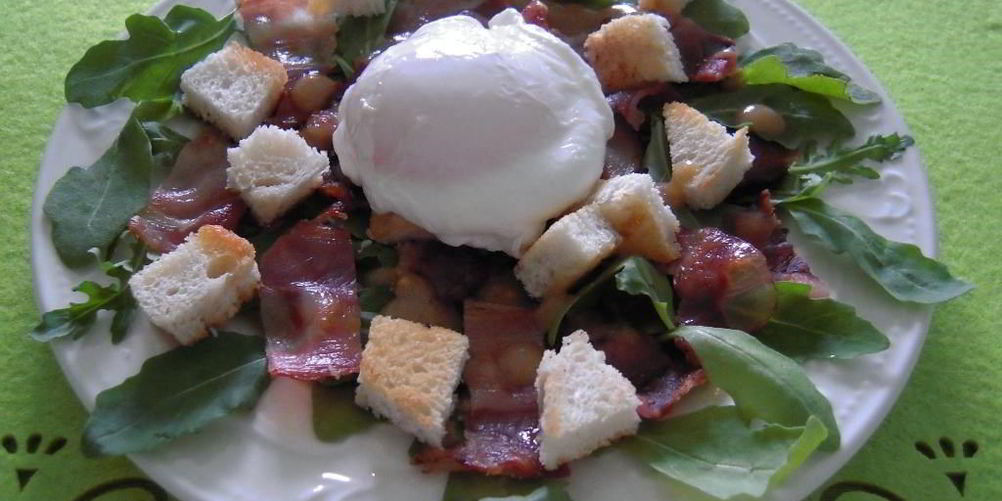 Как приготовить салат из фризе, яиц пашот и бекона