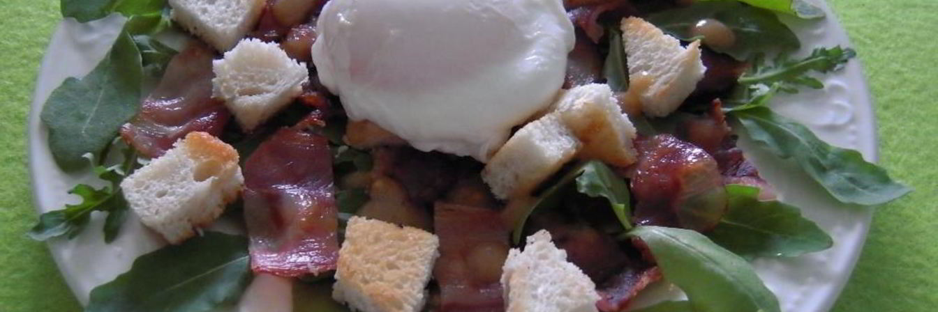 Рецепт Салата из фризе, яиц пашот и бекона
