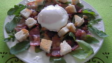 Рецепт Салата из фризе, яиц пашот и бекона