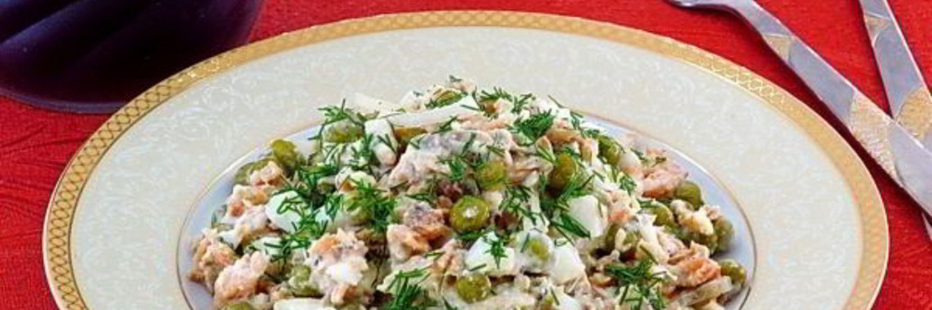 Рецепт Салата из консервированного лосося с горошком