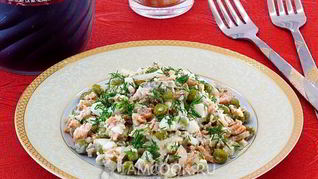 Рецепт Салата из консервированного лосося с горошком