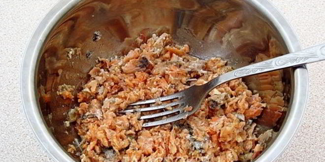 Рецепт салата из консервированного лосося с горошком