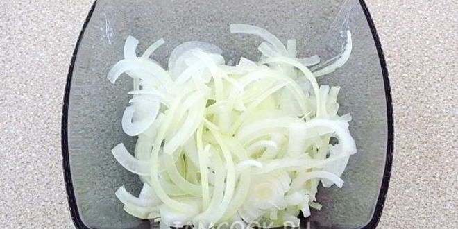 Рецепт салата из консервированного лосося с горошком