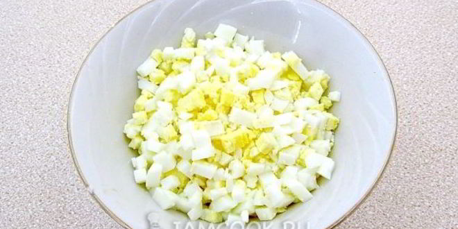 Рецепт салата из консервированного лосося с горошком