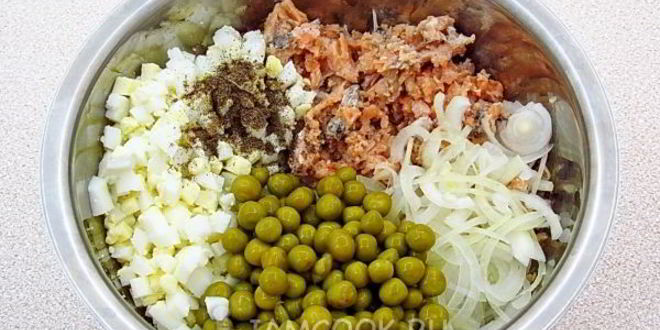 Рецепт салата из консервированного лосося с горошком