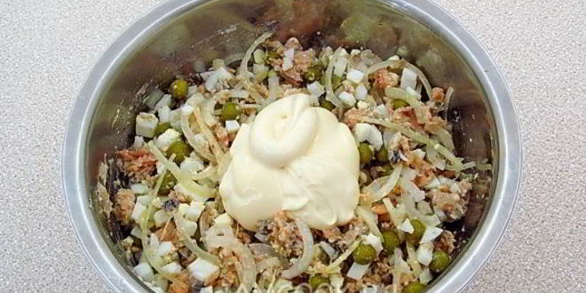 Рецепт салата из консервированного лосося с горошком