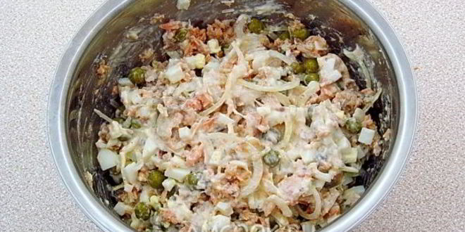 Рецепт салата из консервированного лосося с горошком