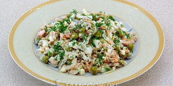 Рецепт салата из консервированного лосося с горошком