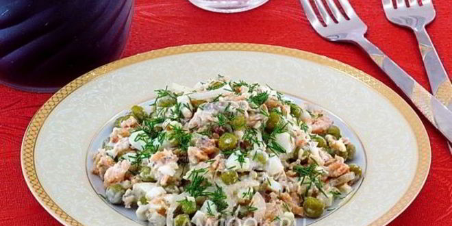 Рецепт салата из консервированного лосося с горошком