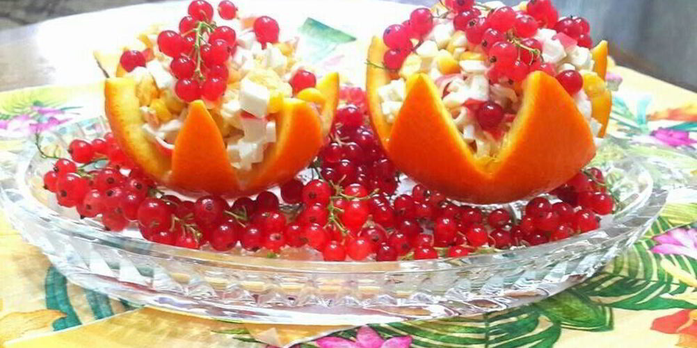 Как приготовить салат из крабовых палочек с апельсином и смородиной