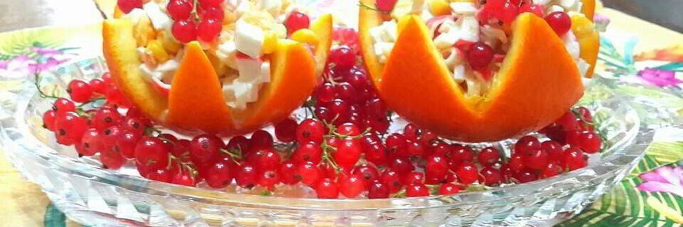 Рецепт Салата из крабовых палочек с апельсином и смородиной