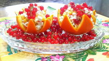 Рецепт Салата из крабовых палочек с апельсином и смородиной