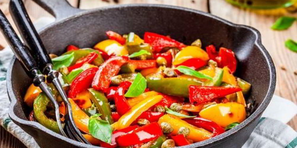 Как приготовить салат из печеных перцев