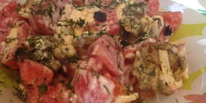 Рецепт салата из помидора и баклажана с сыром