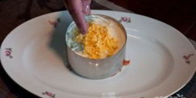 Рецепт мимозы с крабовыми палочками и яблоком