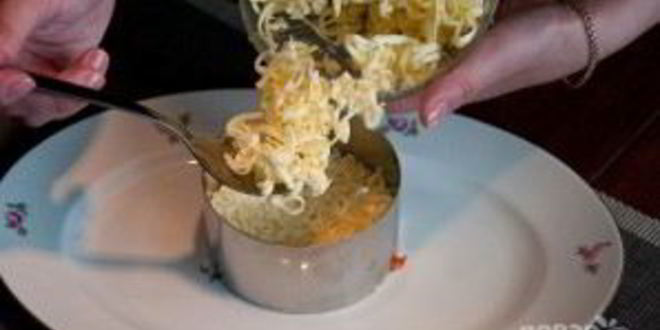 Рецепт мимозы с крабовыми палочками и яблоком