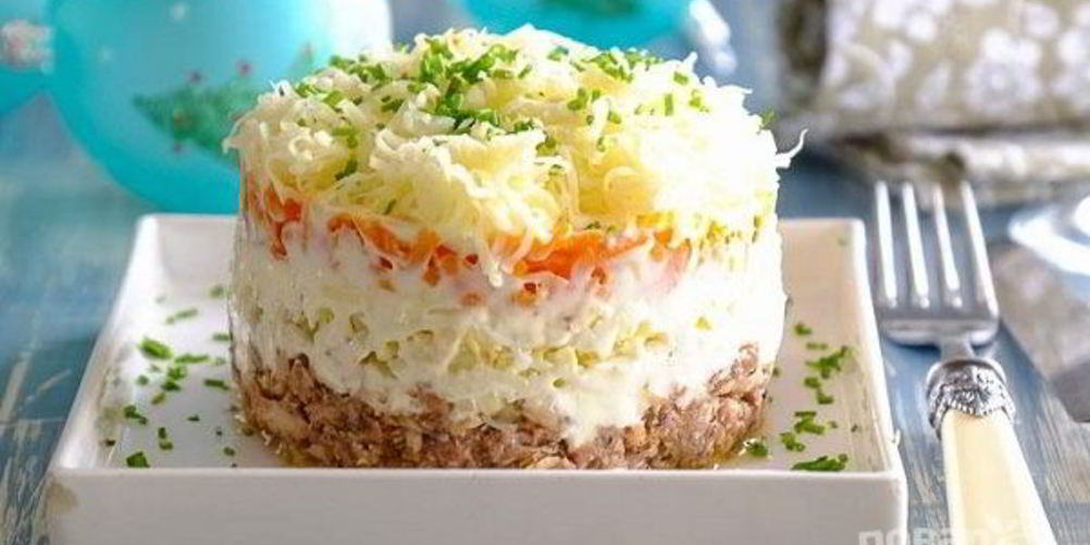 Как приготовить салат мимоза с консервированной сайрой