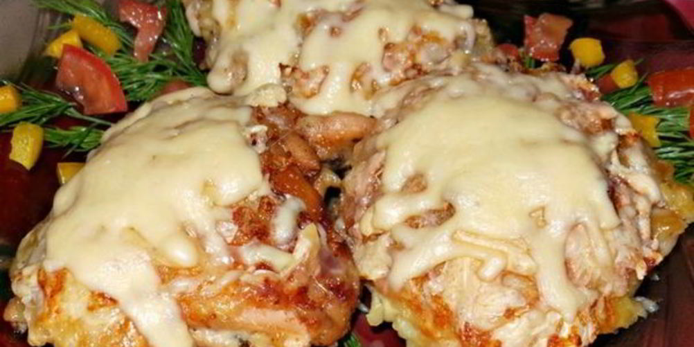 Как приготовить куриную грудку с грибами под шубой из картофеля