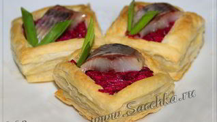 Рецепт Закуски из слоеного теста Селедка под шубой