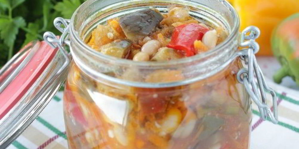 Как приготовить салат с баклажанами и фасолью