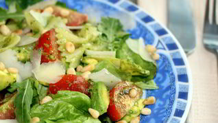 Рецепт Салата с фарфалле, помидорами и соусом песто