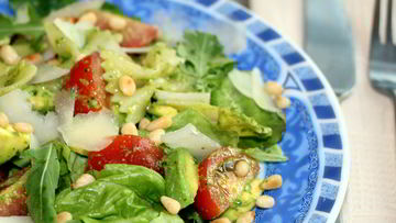 Рецепт Салата с фарфалле, помидорами и соусом песто