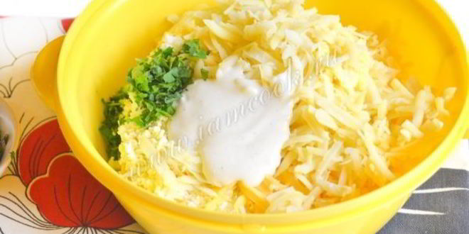 Рецепт салата с горбушей и крабовыми палочками