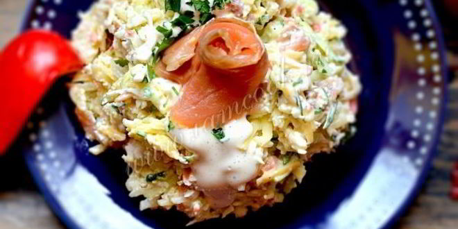 Рецепт салата с горбушей и крабовыми палочками