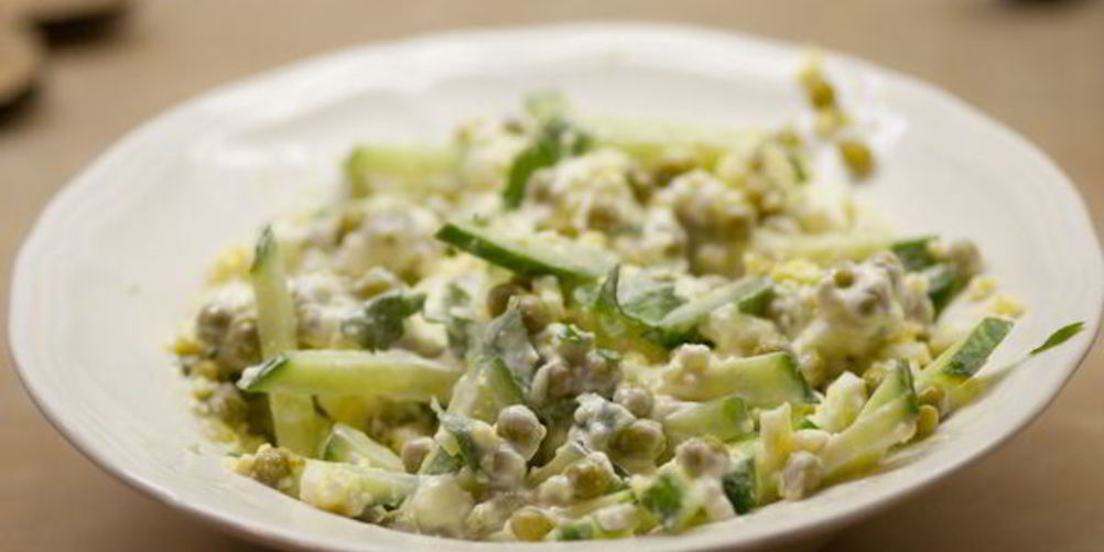 Как приготовить салат с горошком и яйцами