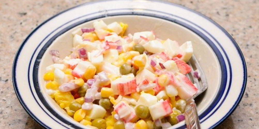 Как приготовить салат с крабовым мясом и кукурузой