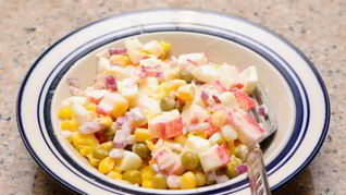 Рецепт Салата с крабовым мясом и кукурузой