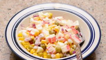 Рецепт Салата с крабовым мясом и кукурузой